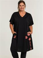 Gozzip Black - Gabriela Tunika i Sort med Koral Detaljer